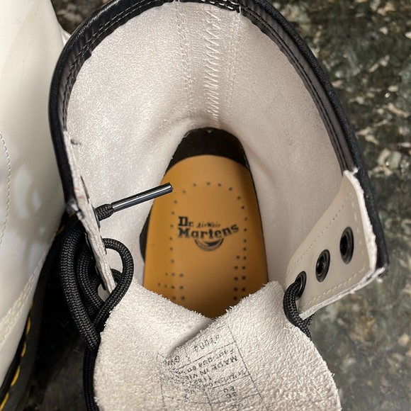 Dr Martens! Great condition! Small blemish - Picture 5 of 7